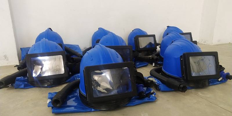 Sand blasting helmet